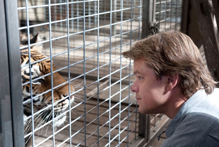 DF-26396  Matt Damon gets up close and personal with one of his new four-legged neighbors, in WE BOUGHT A ZOO.